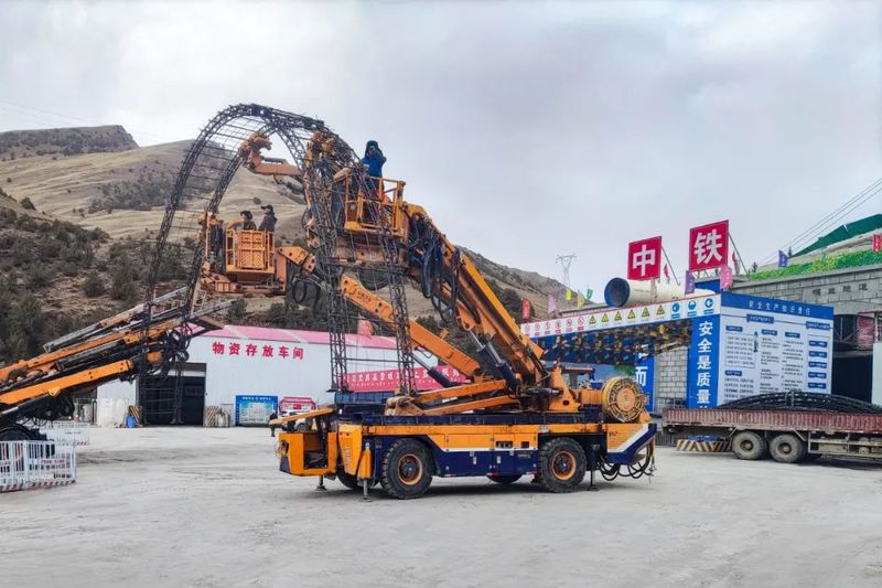 開拓地下空間，創(chuàng)造美好生活 | 設備公司75T轉向架機車、拱錨一體臺車入選2024年河南省首臺（套）重大技術裝備認定名單